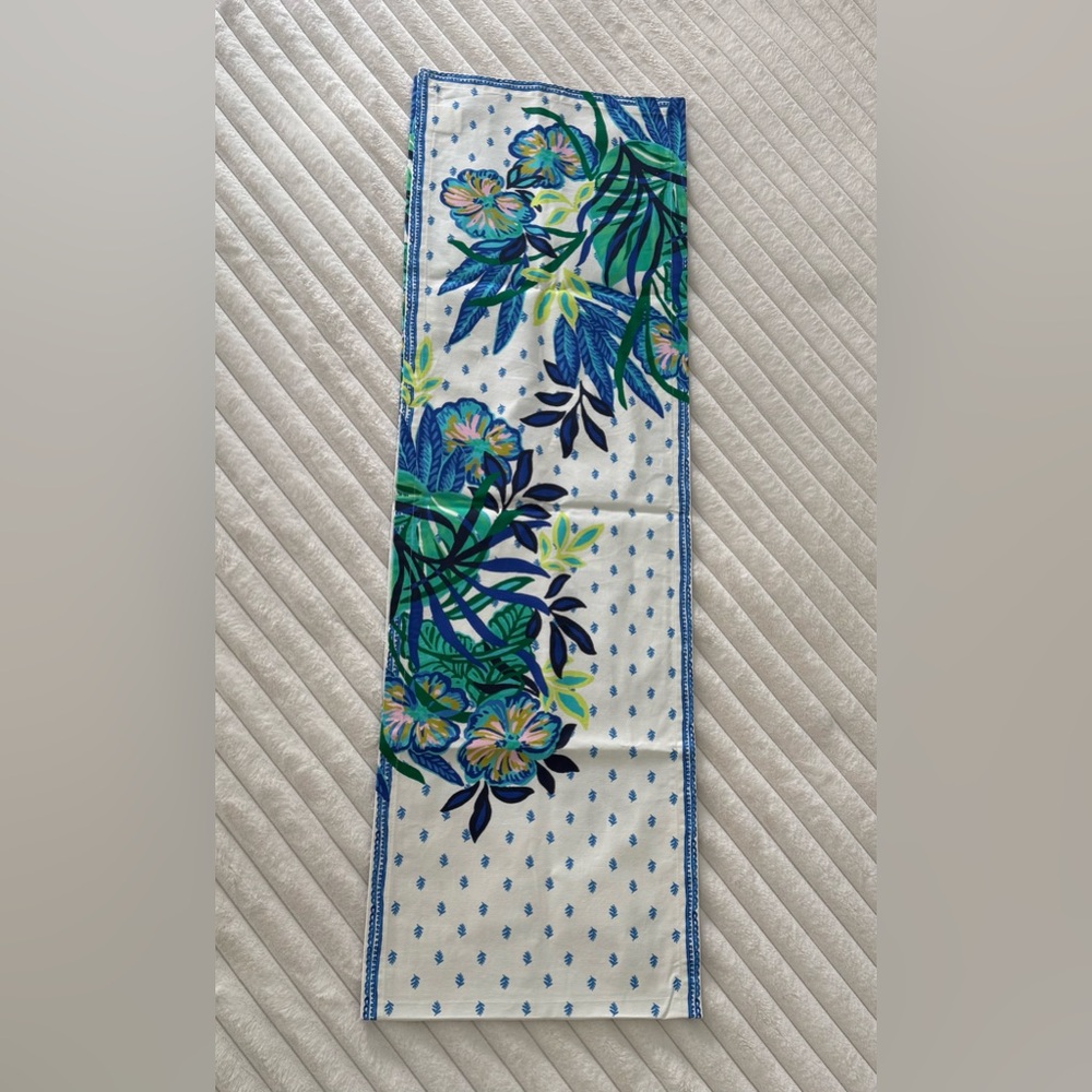 Lilly Pulitzer Table Runner 14 x 90 inches
In the Hottest Spot pattern 
NWOT - Picture 3 of 5